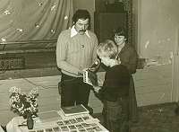Przedstawiciel klubu turystycznego PTTK 'Bbelki' wrcza nagrod Makowi Kociowskiemu za wzorowe prowadzenie kroniki wycieczek krajoznawczych w roku 1985/86 