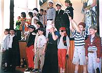 Klasa IIb w przedstawieniu 'Na falach Batyku', ktrym zdobya nagrod na wojewdzkim konkursie  szkolnych zespow teatralnych